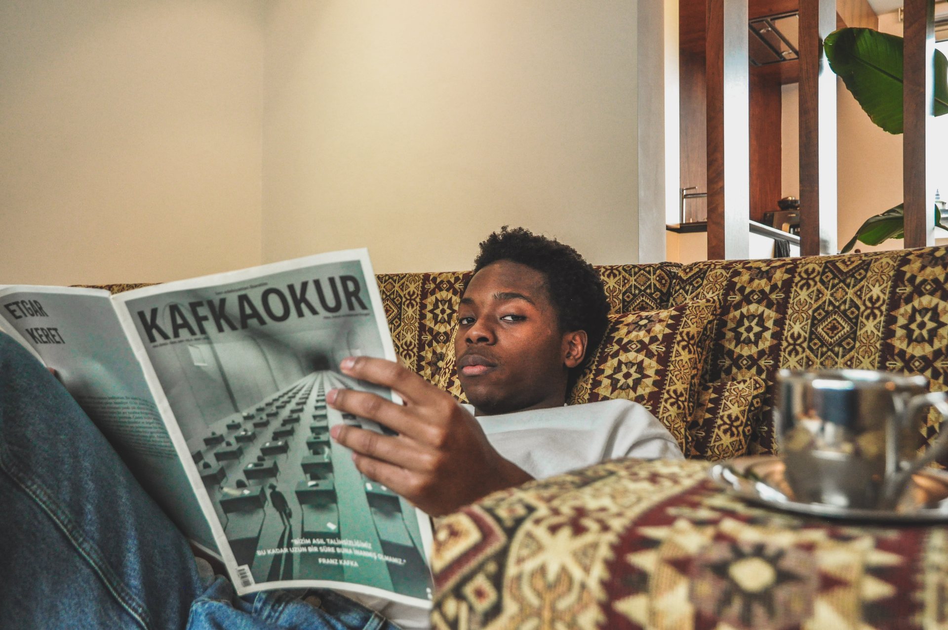 Portrait with the KafkaOkur magazine on the sofa